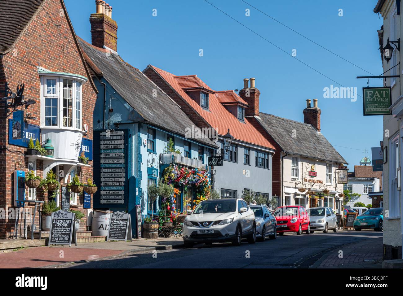 Emsworth, una graziosa cittadina sulla costa dell'Hampshire, Inghilterra, Regno Unito. Vista di South Street Foto Stock