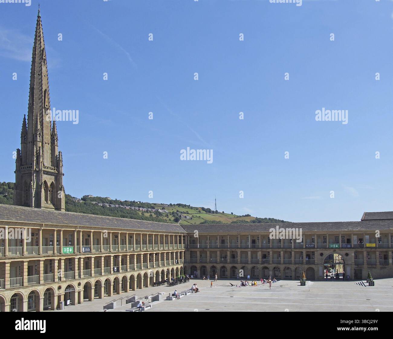 Halifax, West yorkshire, regno unito, 23 luglio 2019: Persone che si rilassano e si godono il sole estivo nella piazza di halifax Piece Hall nel West yo Foto Stock
