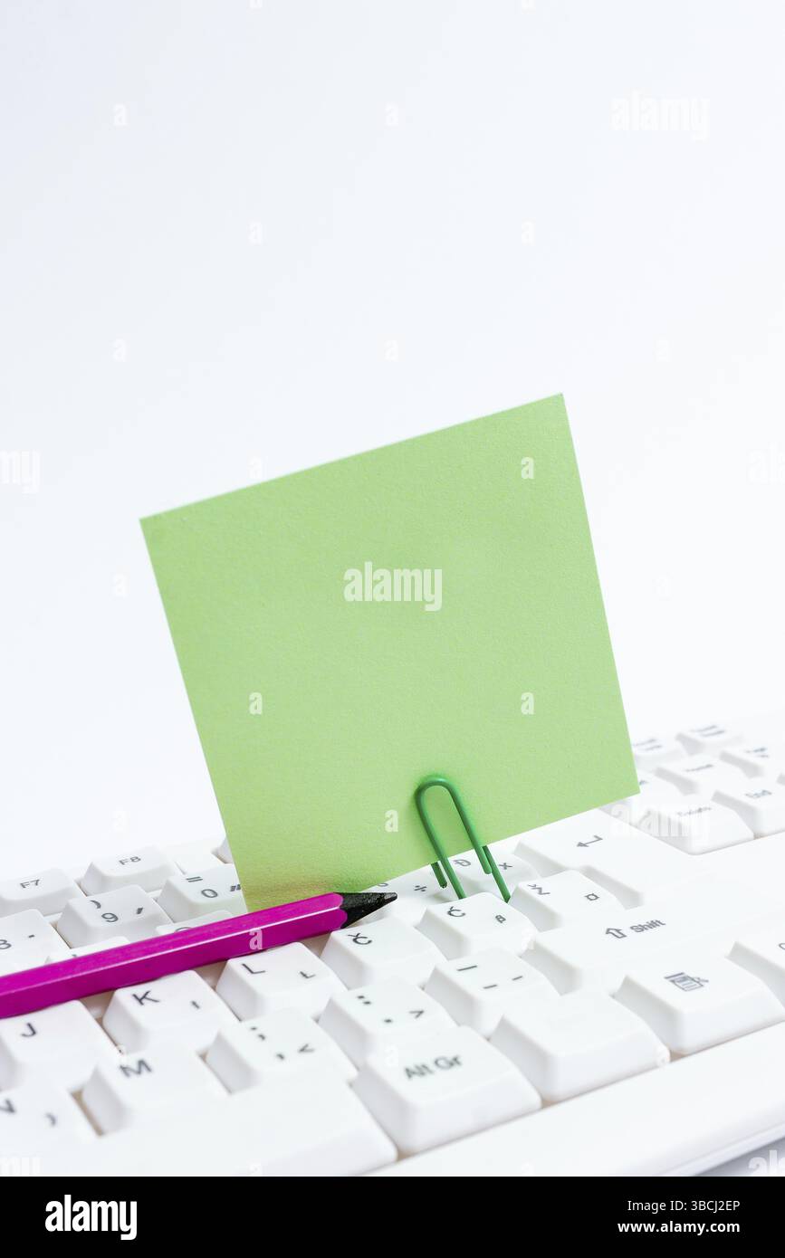 Computer portatile per la comunicazione digitando nuove idee e sviluppo del piano Foto Stock