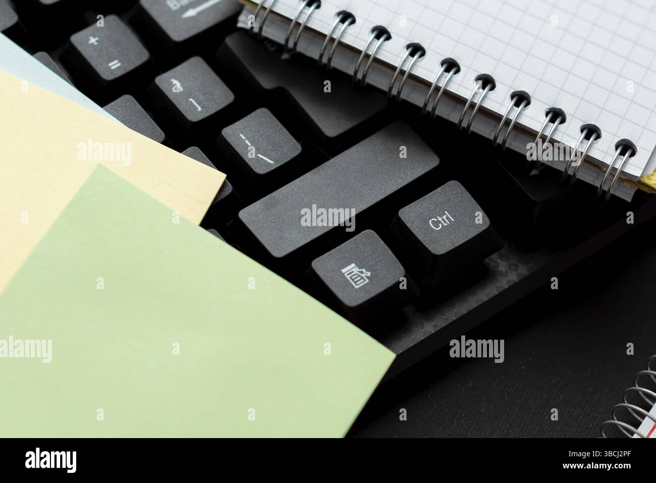 Ridigitare le vecchie note, giocare ai giochi di testo, testare la velocità di digitazione Foto Stock