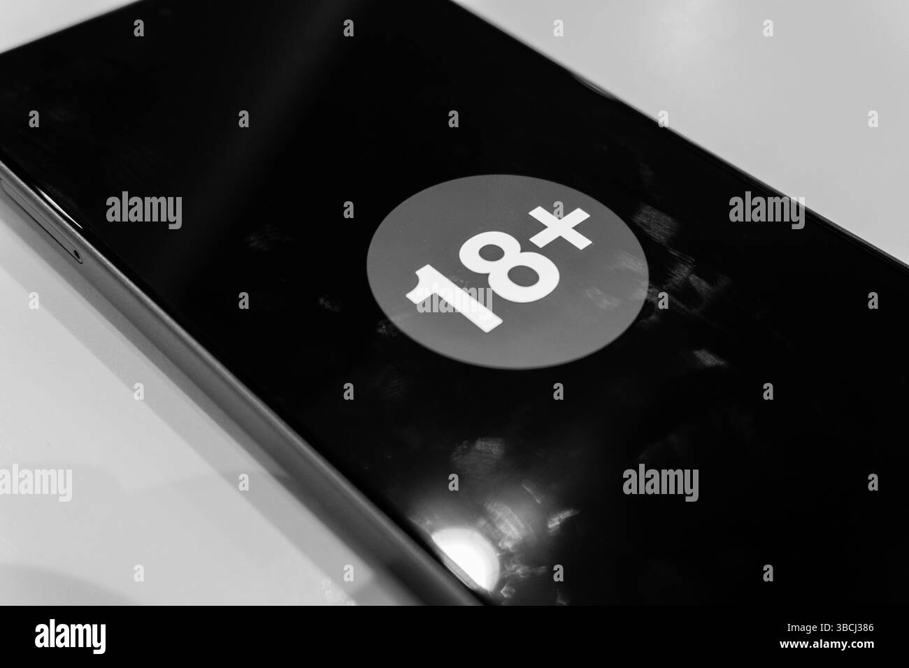 18 segno più. Concetto editoriale. Baku, Azerbaigian. 18.05.2025. Foto Stock