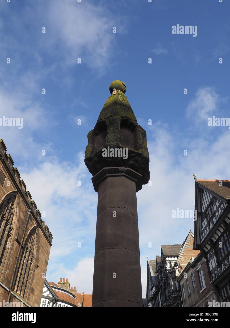L'alta croce medievale a Chester all'incrocio tra eastgate e watergate Street Foto Stock
