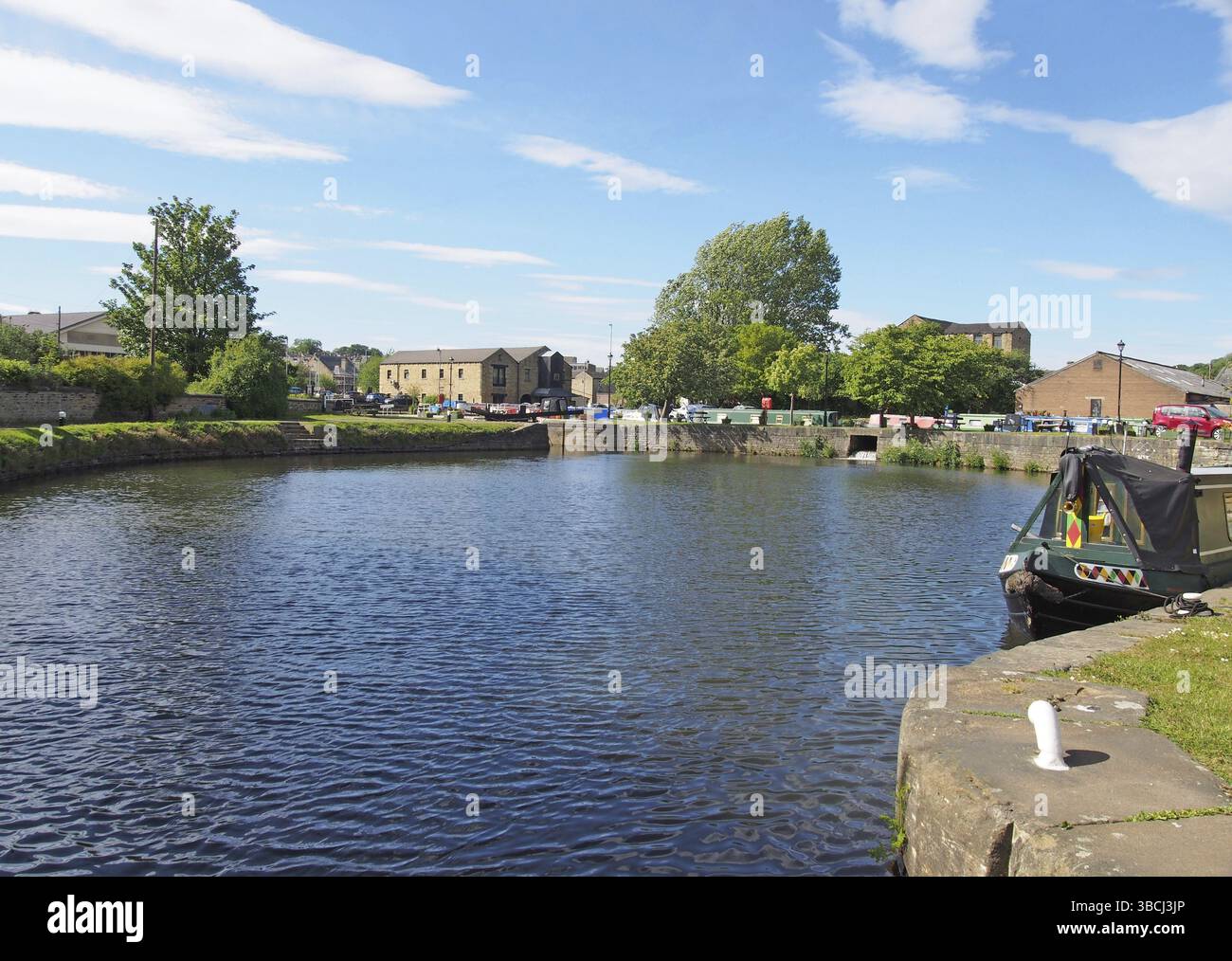 Una vista dell'entrata chiusa al bacino di brighouse con case galleggianti ormeggiate sul canale di navigazione calder e Hebble a calderdale, nello yorkshire occidentale Foto Stock
