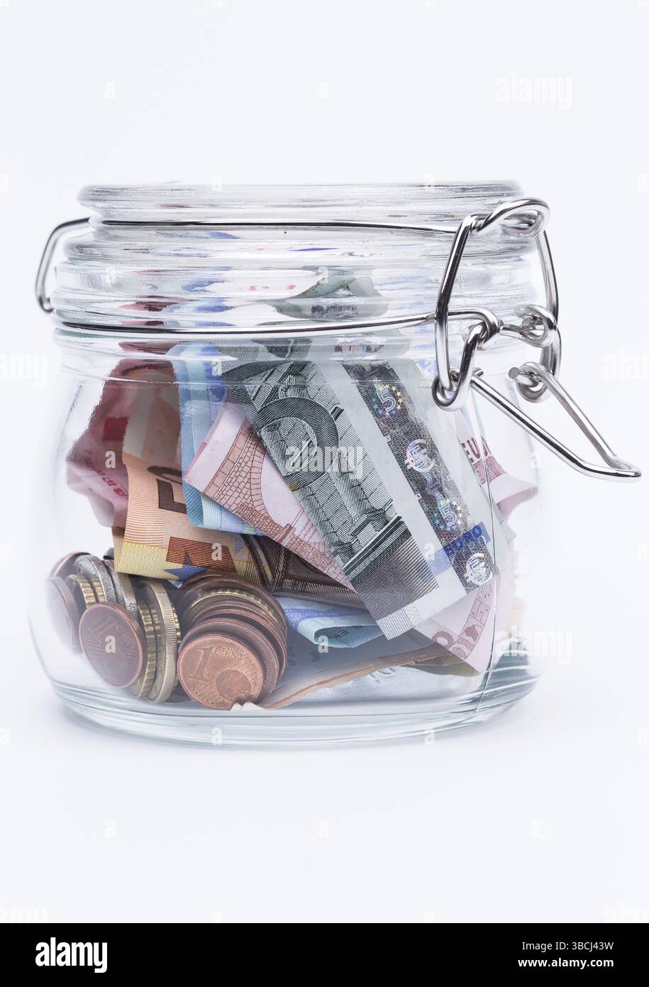 La foto mostra i soldi in un contenitore di conservazione Foto Stock