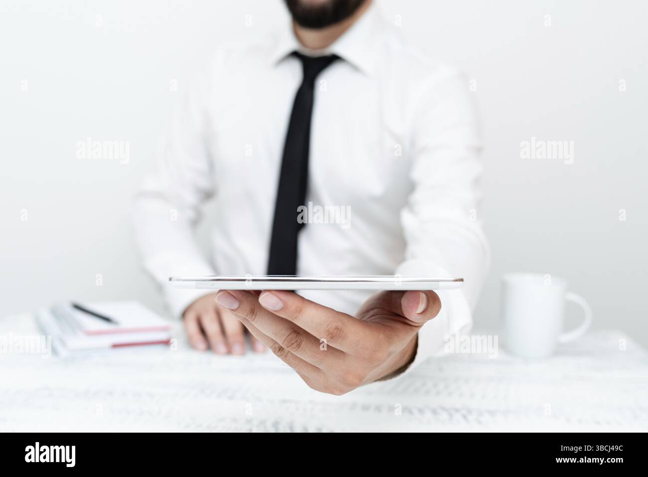 Presentazione delle chiamate e delle videochiamate tramite smartphone con tecnologia di comunicazione Foto Stock