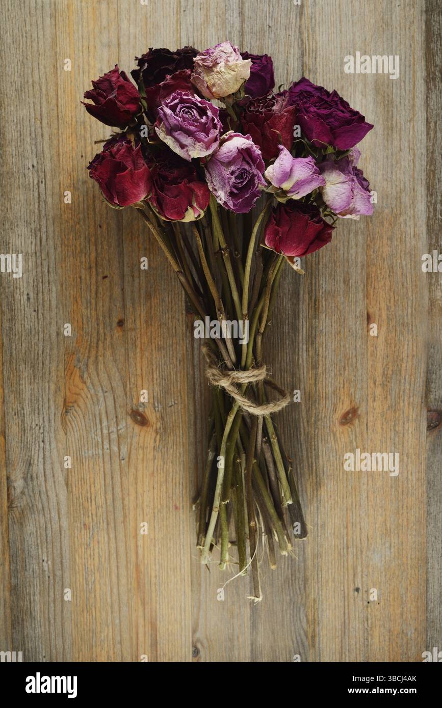 Bouquet di rose secche su un legno Foto Stock
