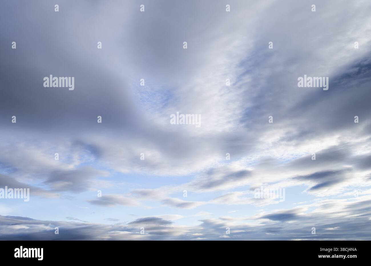 La foto mostra un cielo blu con nuvole di velo Foto Stock