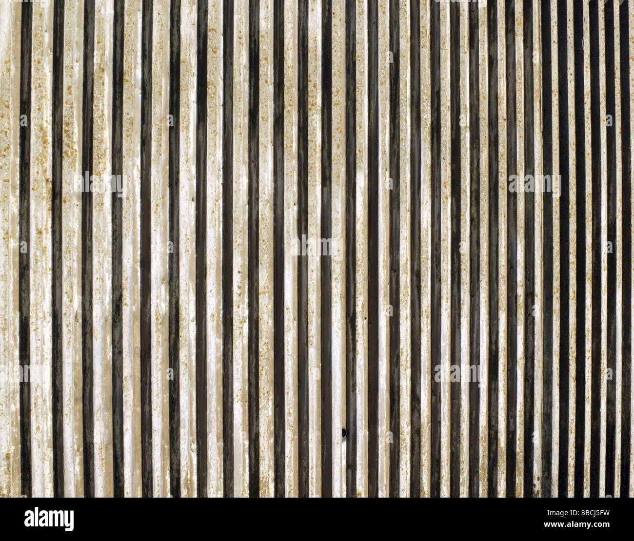 Vecchia parete in cemento pressofuso con linee verticali e design a righe Foto Stock