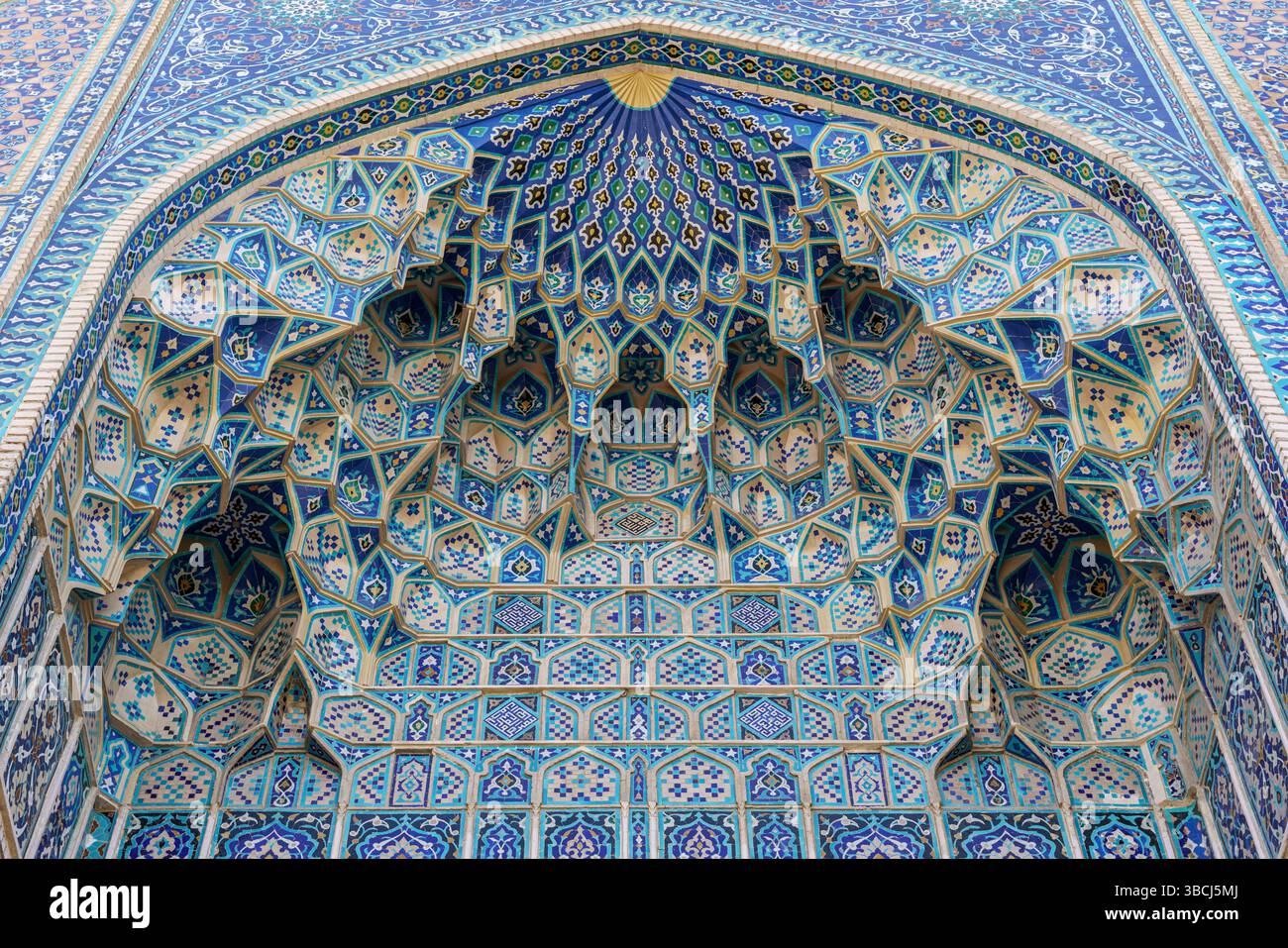 I muqarnas in profonde sfumature blu adornano l'ingresso a volta al Mausoleo di Gur e Amir a Samarcanda, Uzbekistan, mostrando la maestria timuride Foto Stock