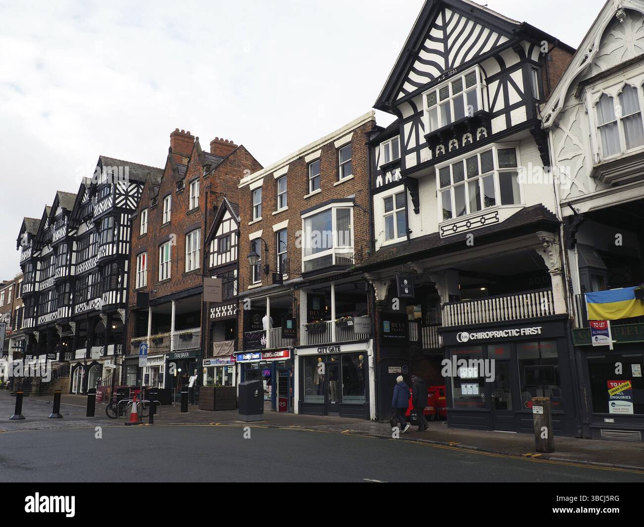 Chester, Cheshire, Regno Unito, 20 marzo 2024 : persone che passano davanti a negozi e bar in Bridge Street Chester, Europa Foto Stock