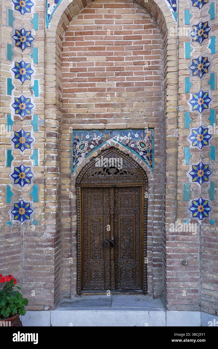 Una parete verticale con piastrelle blu e arco a punta appartiene al Mausoleo di Gur e Amir a Samarcanda, Uzbekistan, che riflette l'architettura timuride. Foto Stock