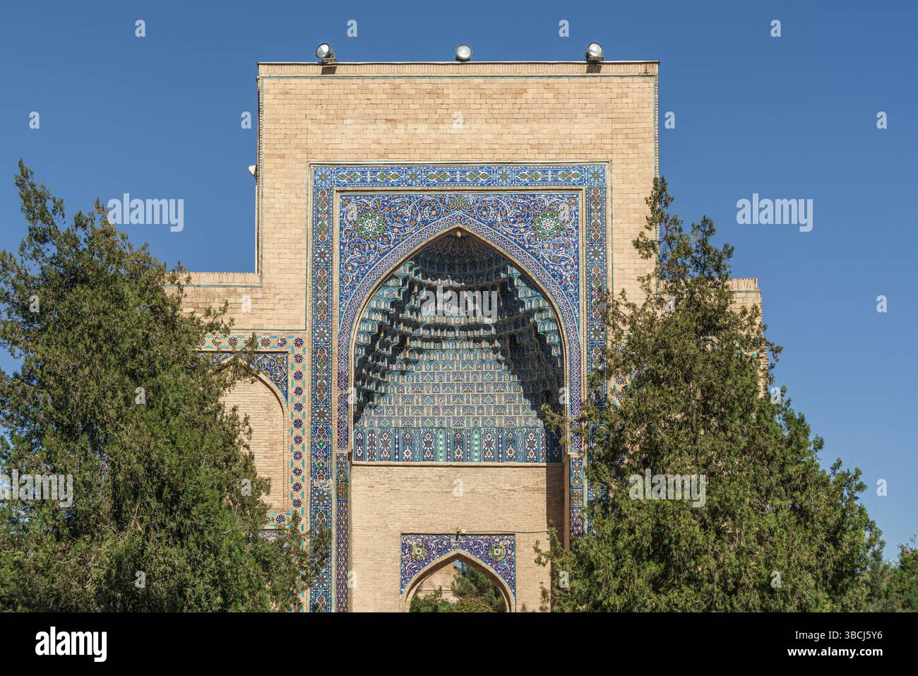 Un alto portale con piastrelle blu segna il Mausoleo di Gur e Amir a Samarcanda, Uzbekistan, come firma del disegno monumentale timuride. Foto Stock