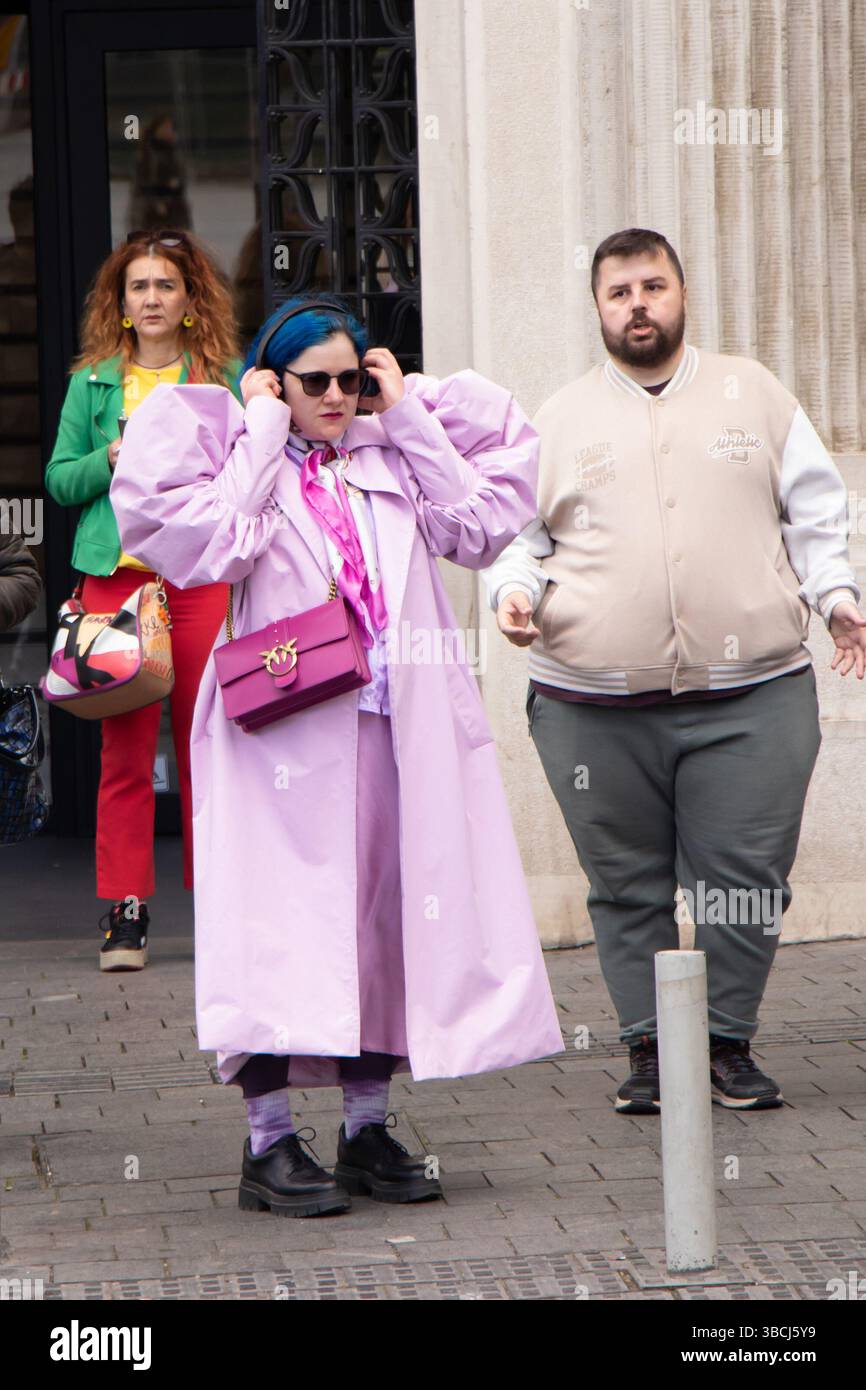 Belgrado, Serbia - 17 maggio 2025: Persone che indossano diversi vestiti colorati come outfit personale sulla Street fashion della città Foto Stock