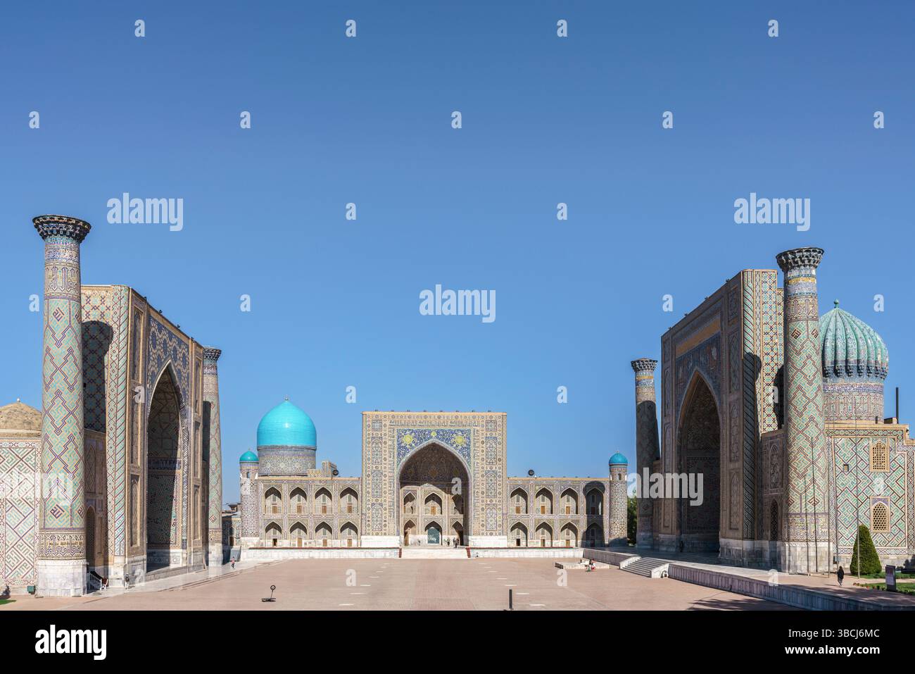 Le tre monumentali madrasa di Registan formano una vasta piazza nel cuore di Samarcanda, Uzbekistan, incorniciata dalla grande architettura timuride. Foto Stock