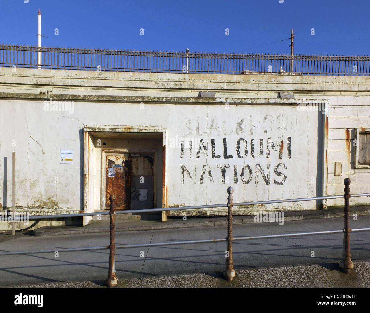 Blackpool, Lancashire, Regno Unito, 4 marzo 2022: Cartellone sbiadito che legge le nazioni di blackpool halloumi in un edificio chiuso abbandonato nel ballo Foto Stock