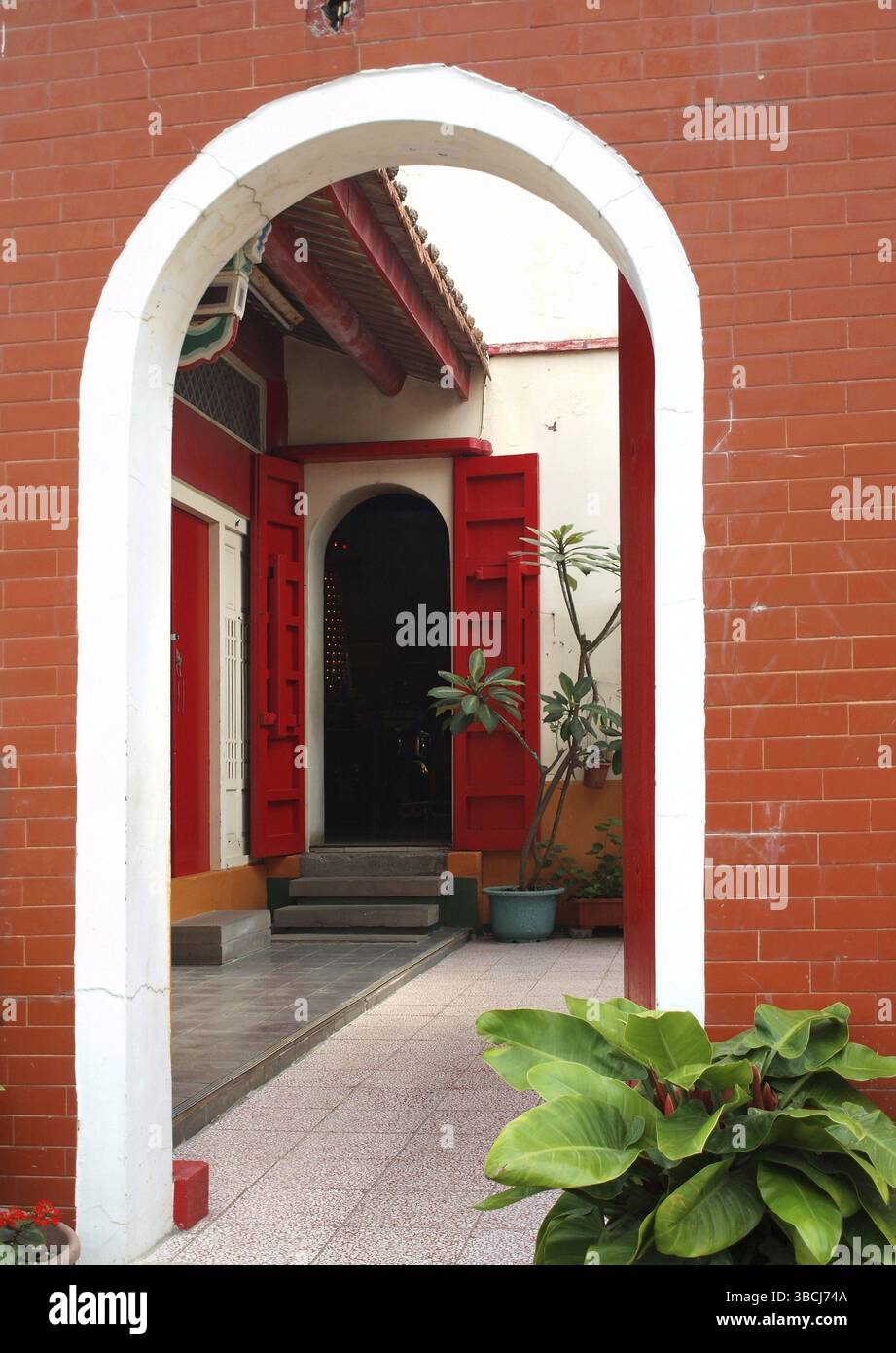 Un tempio cinese con cortile e porte rosse Foto Stock