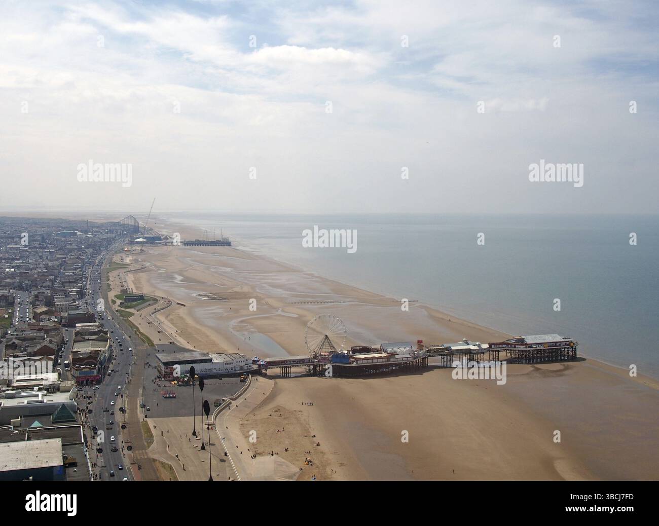 Una vista aerea della spiaggia di blackpool che guarda a nord mostrando i moli sud e centrale con la bassa marea con la strada principale e la città che si estendono all'orizzonte Foto Stock