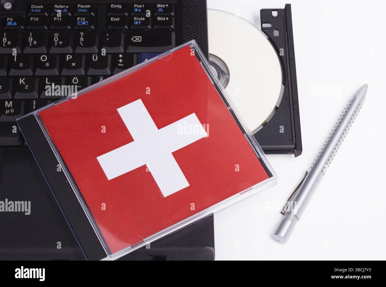 L'immagine mostra una scatola CD e un notebook Foto Stock