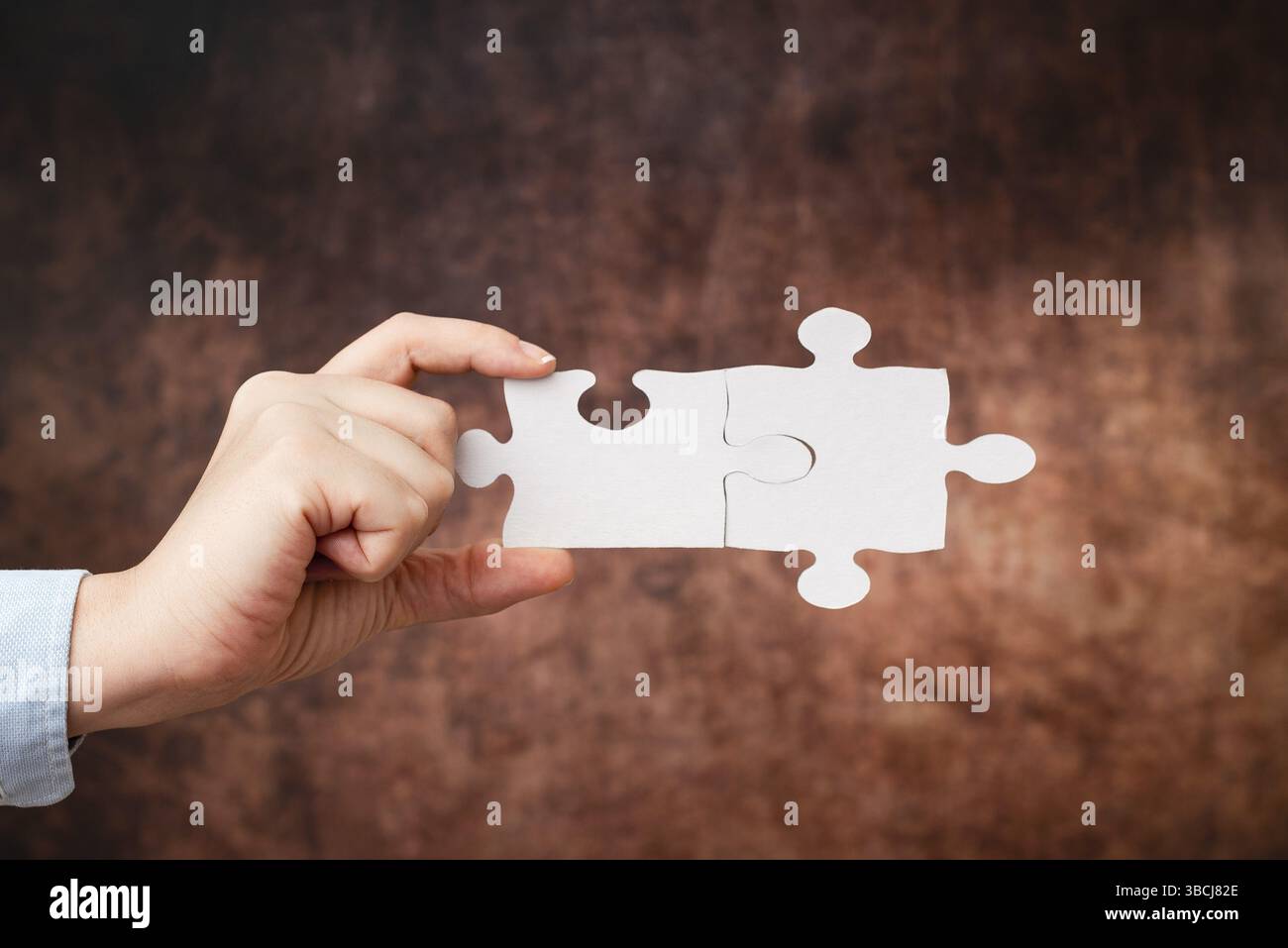 Donna d'affari trova strategia per risolvere, collegare le idee mancanti sul lavoro Foto Stock