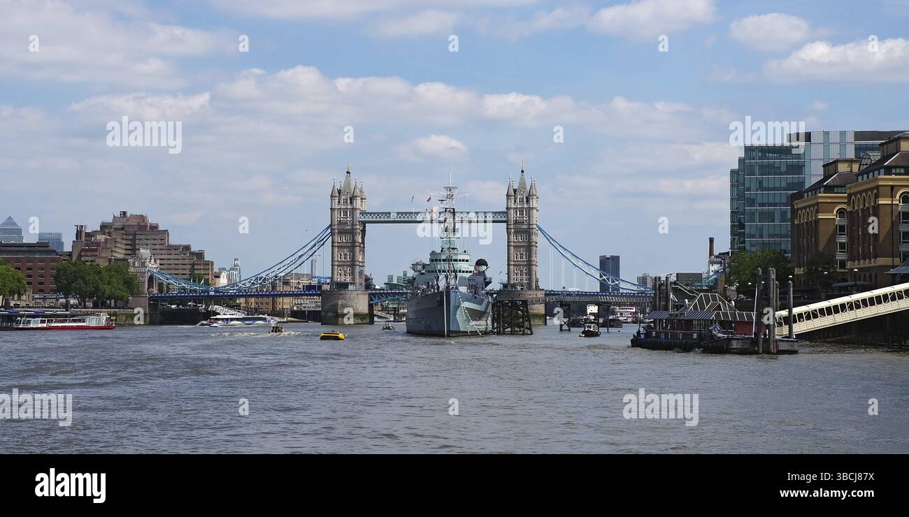 In barca sul Tamigi in direzione di Foto Stock