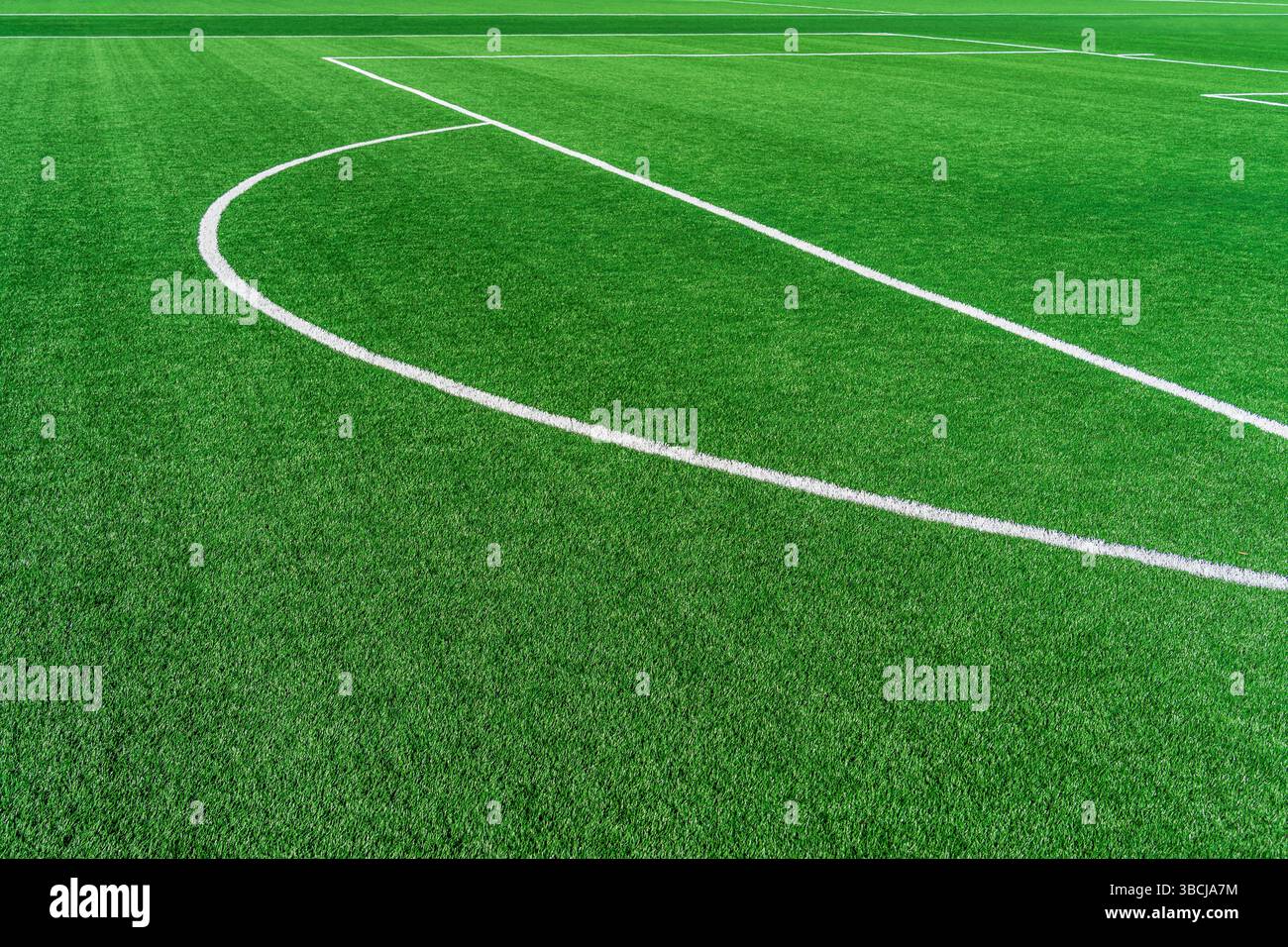 Linee bianche per il calcio dell'area dell'arco di rigore su erba sintetica artificiale Foto Stock