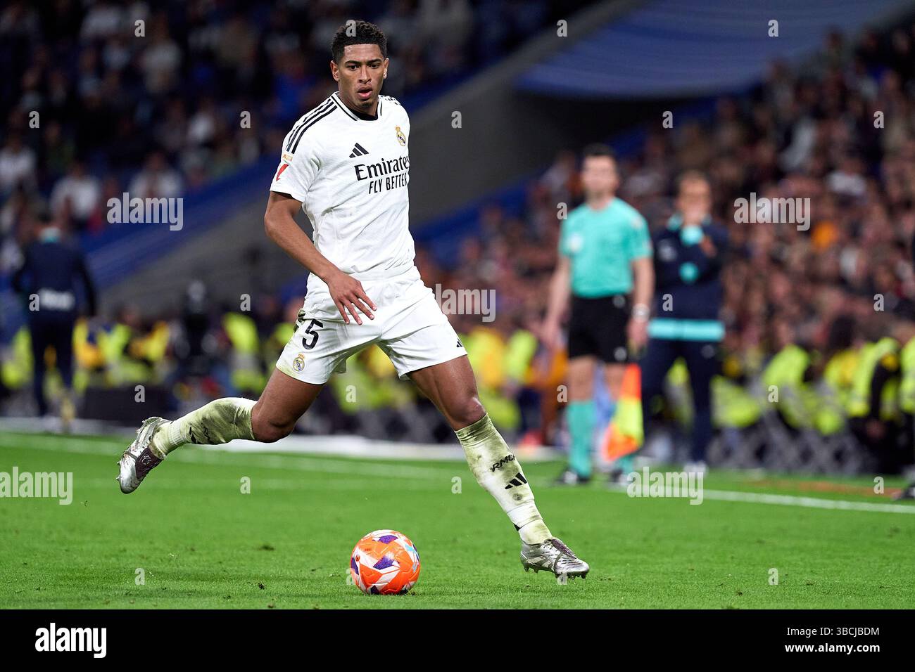 MADRID, SPAGNA - 14 MAGGIO: Jude Bellingham del Real Madrid corre con il pallone durante la partita di la Liga tra il Real Madrid CF e l'RCD Mallorca all'Estadio S. Foto Stock