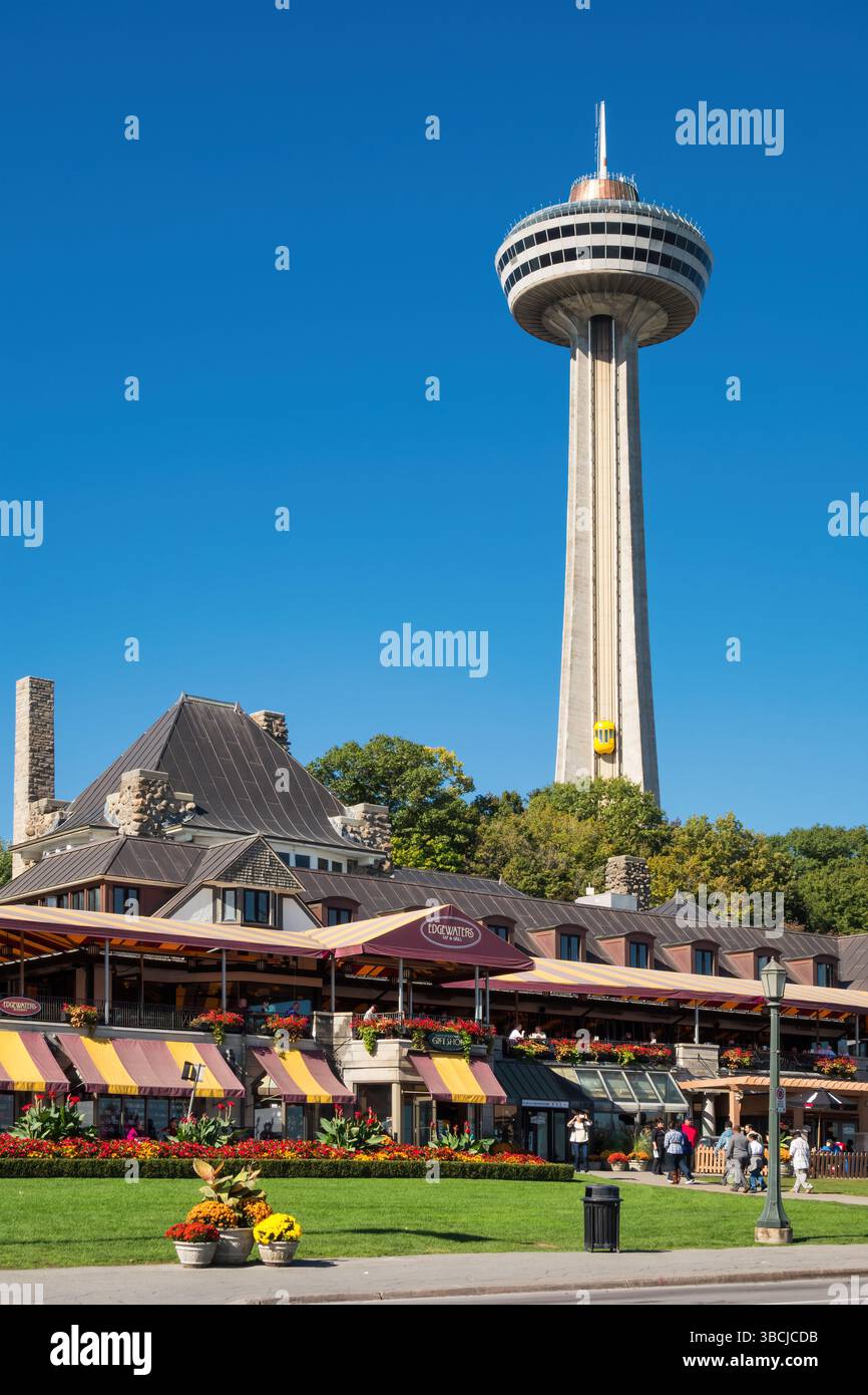 Negozio di articoli da regalo, ristorante e Skylon Tower nel centro di Niagara Falls, Ontario, Canada. Foto Stock