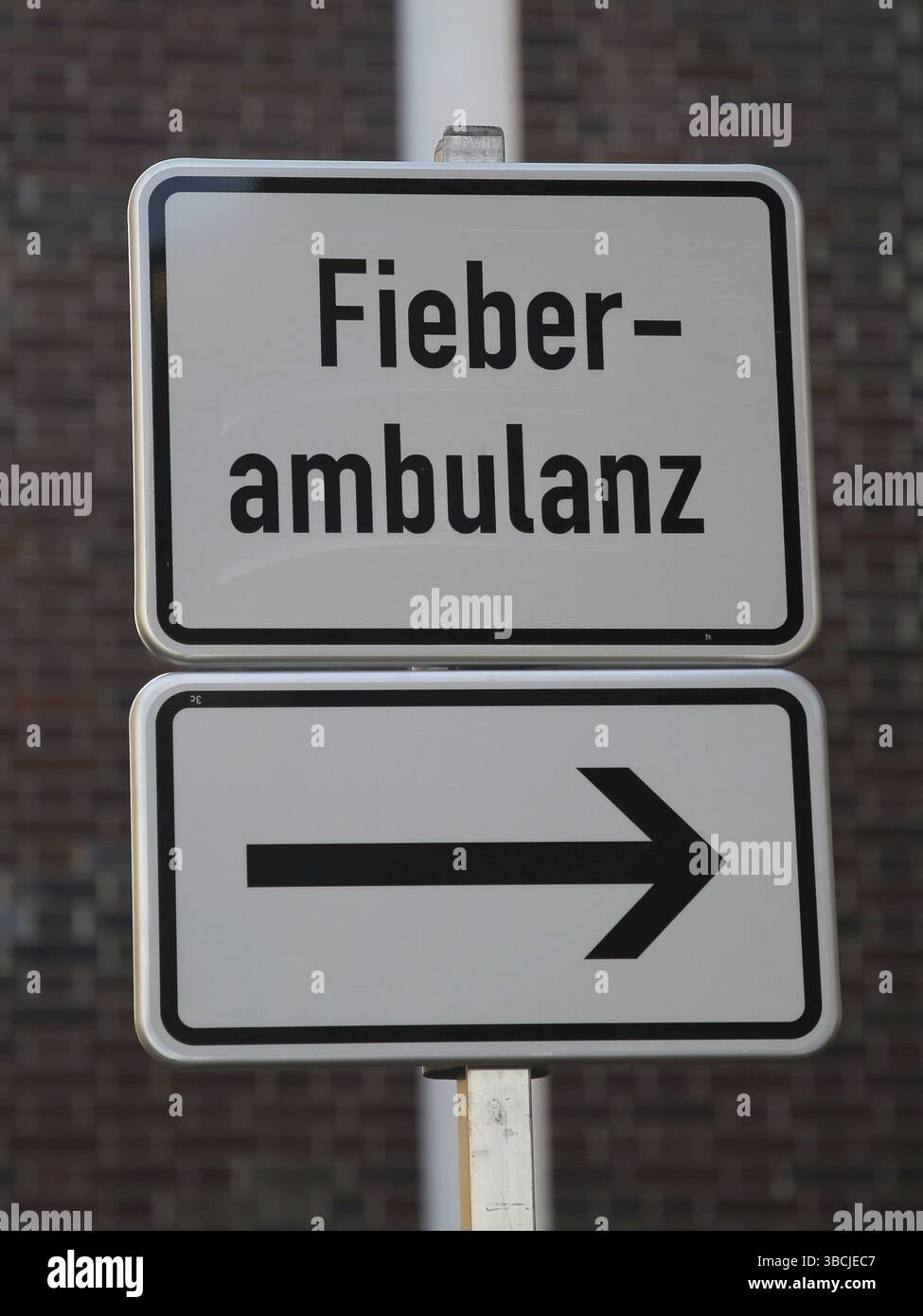Wegweiser zur Fieberambulanz Magdeburg in Sachsen-Anhalt in Corona Covid-19 SARS-CoV-2 Pandemie 2020, Guida alla clinica per la febbre Magdeburg in Sassonia-AN Foto Stock