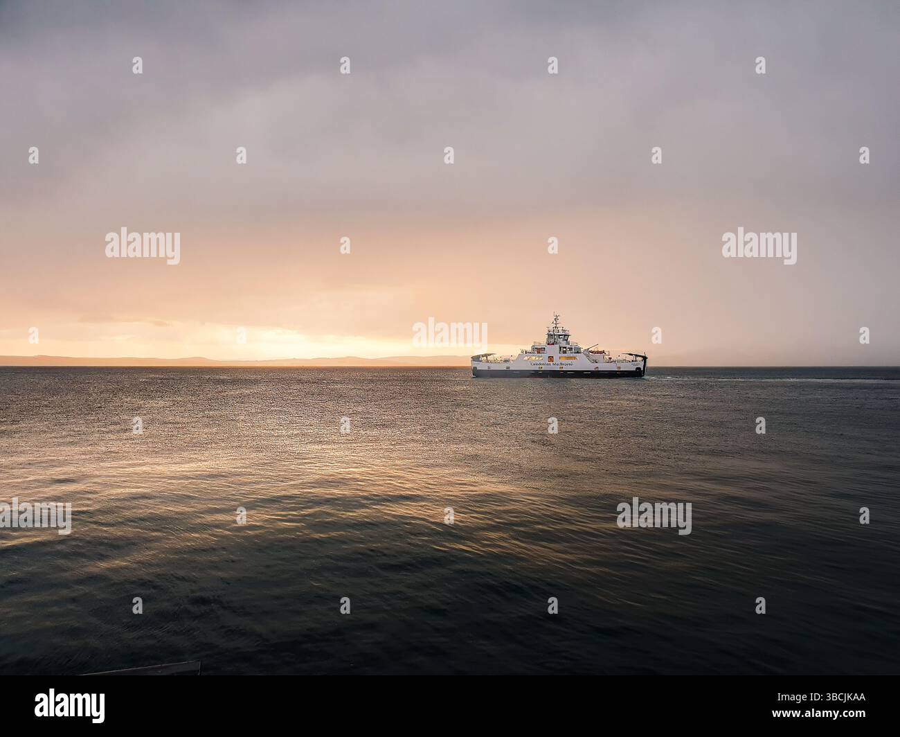 Largs, Scozia, Regno Unito, 10 maggio 2025, mV Loch Shira Ferry diretto da Largs a Cumbrae Foto Stock