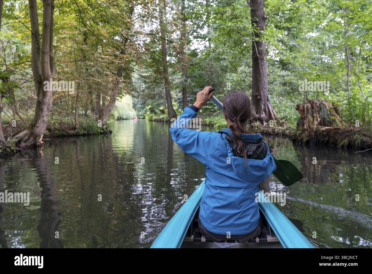 Una kayaker femminile ama andare in canoa attraverso i canali e i canali o la regione di Spreewald in Germania Foto Stock