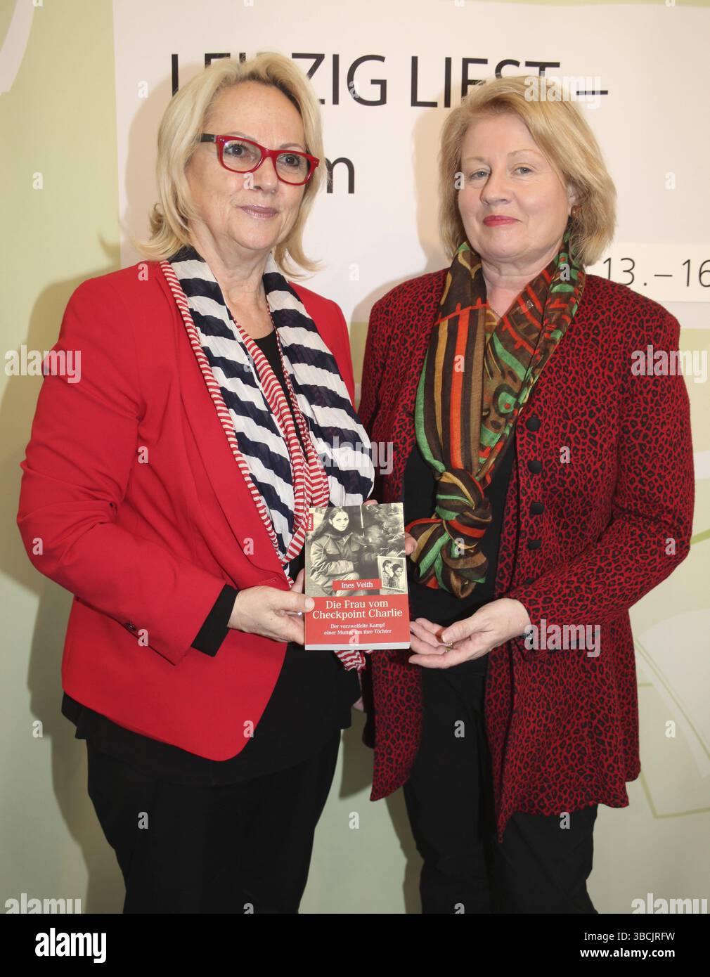 Jutta Fleck (Jutta Gallus-Die Frau vom Checkpoint Charlie) con l'autore Ines Veith il 15/03/2014 alla Fiera del Libro di Lipsia 2014, Jutta Fleck (Jutta Gall Foto Stock