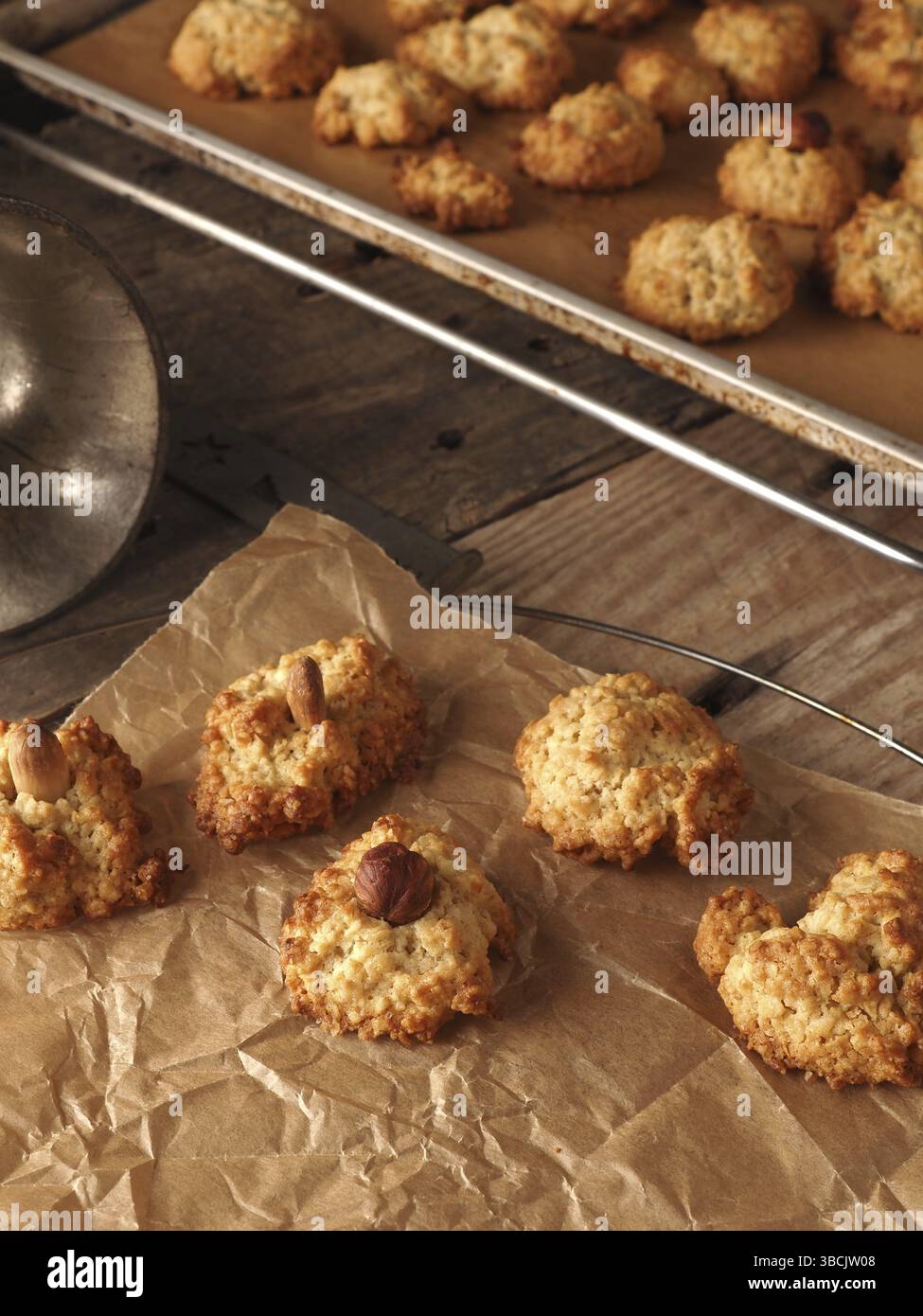 Biscotti d'avena su carta da forno con ingredienti biologici da forno, concetto di cibo sano Foto Stock