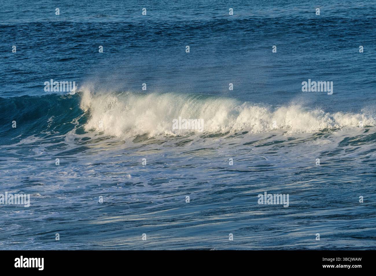 Onde su un mare blu, Gunwalloe, Cornovaglia Foto Stock