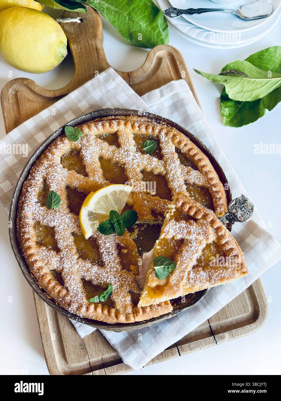 Crostata al limone fatta in casa, un dessert a base di pasta frolla e crema al limone, ideale per colazione, uno spuntino o come dessert. Direttamente sopra. Foto Stock