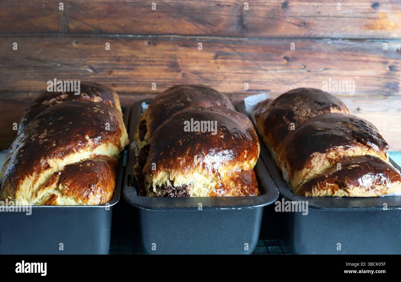 Cozonac, tradizionale dessert rumeno casalingo di Pasqua e pane dolce di Natale su sfondo di legno. Stagione delle feste. Dessert al forno dell'Europa orientale. Foto Stock