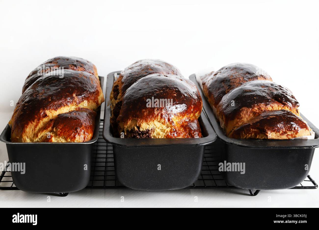 Cozonac, tradizionale dessert rumeno fatto in casa di Pasqua e di Natale con pane dolce su sfondo bianco. Stagione delle feste. Dessert al forno dell'Europa orientale. Foto Stock