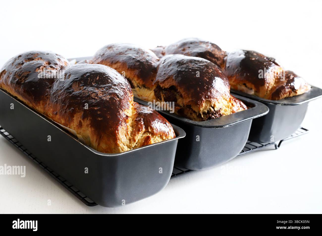 Cozonac, tradizionale dessert rumeno fatto in casa di Pasqua e di Natale con pane dolce su sfondo bianco. Stagione delle feste. Dessert al forno dell'Europa orientale. Foto Stock