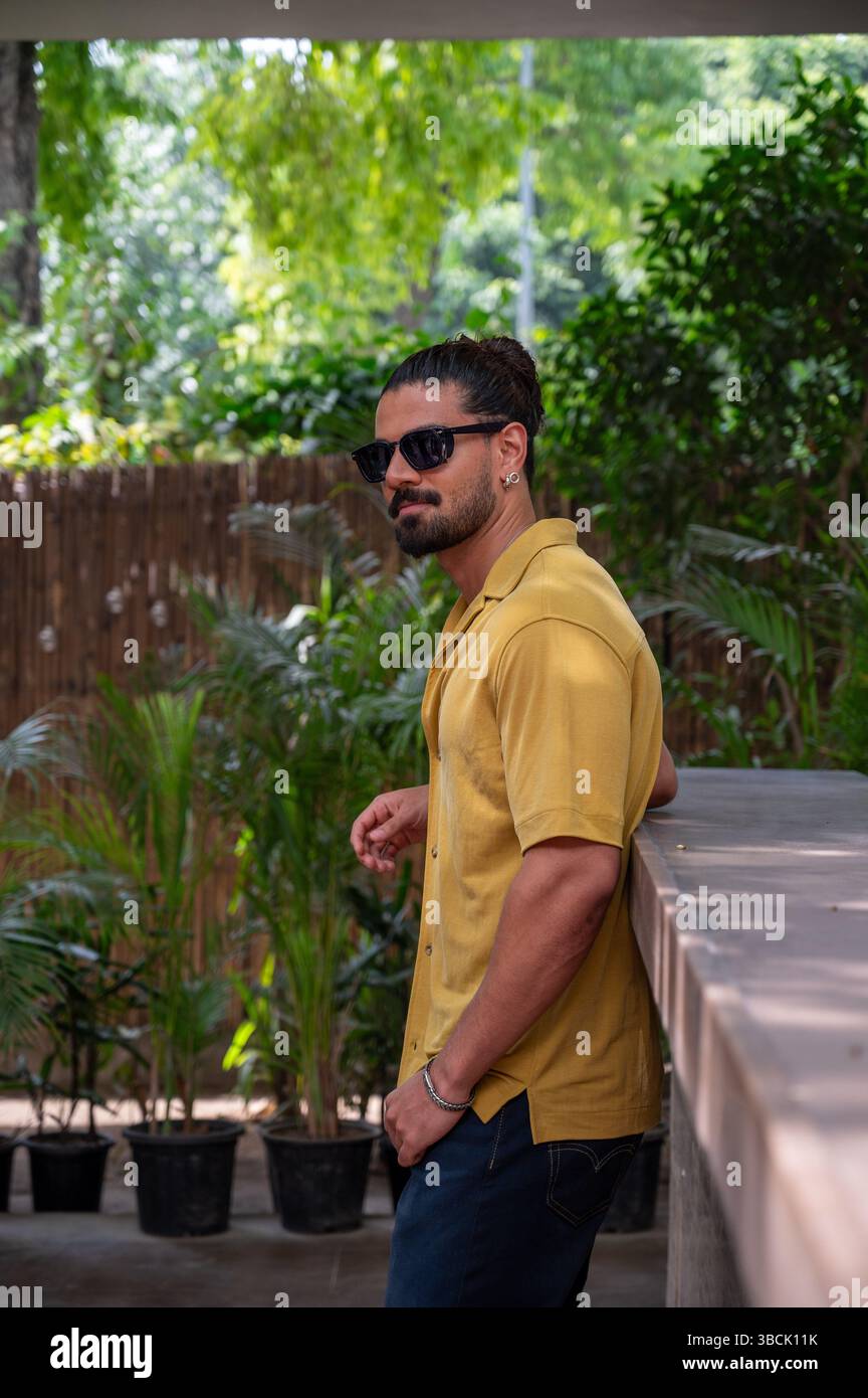 Nuova Delhi, India. 20 maggio 2025. L'attore di Bollywood Sooraj Pancholi, posa per una foto durante la promozione del suo prossimo film Kesari Veer, il film narra la storia di Hamirji Gohil, un coraggioso guerriero che ha combattuto contro l'Impero Tughlaq per proteggere il Tempio Somnath e la fede indù. Credito: SOPA Images Limited/Alamy Live News Foto Stock Nuova Delhi, India. 20 maggio 2025. L'attore di Bollywood Sooraj Pancholi, posa per una foto durante la promozione del suo prossimo film Kesari Veer, il film narra la storia di Hamirji Gohil, un coraggioso guerriero che ha combattuto contro l'Impero Tughlaq per proteggere il Tempio Somnath e la fede indù. Credito: SOPA Images Limited/Alamy Live News Foto Stock