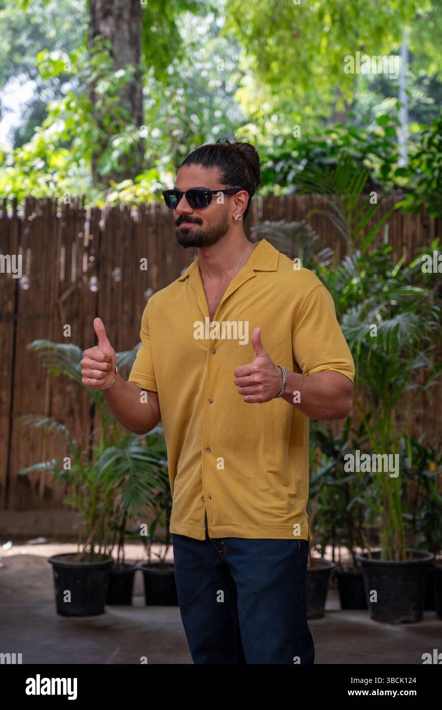 Nuova Delhi, India. 20 maggio 2025. L'attore di Bollywood Sooraj Pancholi, posa per una foto durante la promozione del suo prossimo film Kesari Veer, il film narra la storia di Hamirji Gohil, un coraggioso guerriero che ha combattuto contro l'Impero Tughlaq per proteggere il Tempio Somnath e la fede indù. Credito: SOPA Images Limited/Alamy Live News Foto Stock Nuova Delhi, India. 20 maggio 2025. L'attore di Bollywood Sooraj Pancholi, posa per una foto durante la promozione del suo prossimo film Kesari Veer, il film narra la storia di Hamirji Gohil, un coraggioso guerriero che ha combattuto contro l'Impero Tughlaq per proteggere il Tempio Somnath e la fede indù. Credito: SOPA Images Limited/Alamy Live News Foto Stock