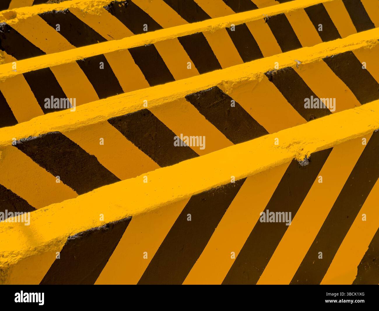 Blocchi di cemento neri e gialli su una strada e di fronte a un cantiere - foto di scorta Foto Stock