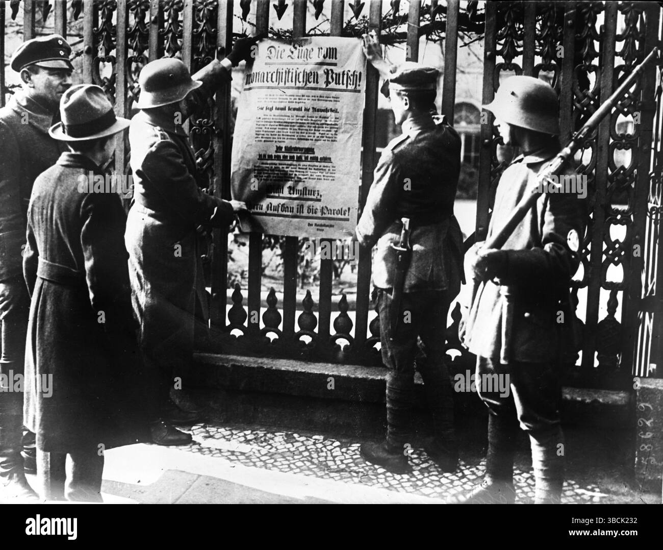 Un poster di propaganda anti Kapp esposto fuori dalla casa del dottor Kapp. Il Putsch di Kapp fu un fallito colpo di Stato contro il governo nazionale tedesco a Berlino il 13 marzo 1920. Il suo obiettivo era quello di rovesciare la Repubblica di Weimar e stabilire un governo autocratico. Era sostenuta da parti del Reichswehr, così come da fazioni nazionaliste e monarchiche. Il colpo di stato fallì dopo pochi giorni, quando grandi sezioni della popolazione tedesca aderirono a uno sciopero generale chiamato dal governo. La maggior parte dei funzionari pubblici si rifiutò di collaborare con Kapp e i suoi alleati. Foto Stock