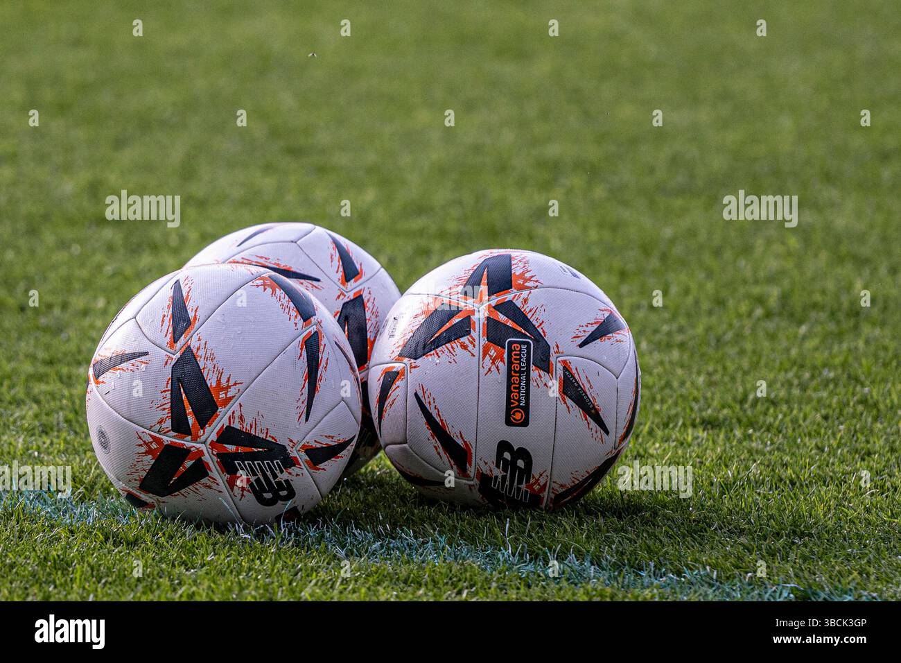 LNER Community Stadium, Monks Cross, York martedì 20 maggio 2025. Partite di palloni prima della partita durante la partita semifinale di Vanarama National League tra York City e Oldham Athletic al LNER Community Stadium, Monks Cross, York, martedì 20 maggio 2025. (Foto: Trevor Wilkinson | mi News) crediti: MI News & Sport /Alamy Live News Foto Stock