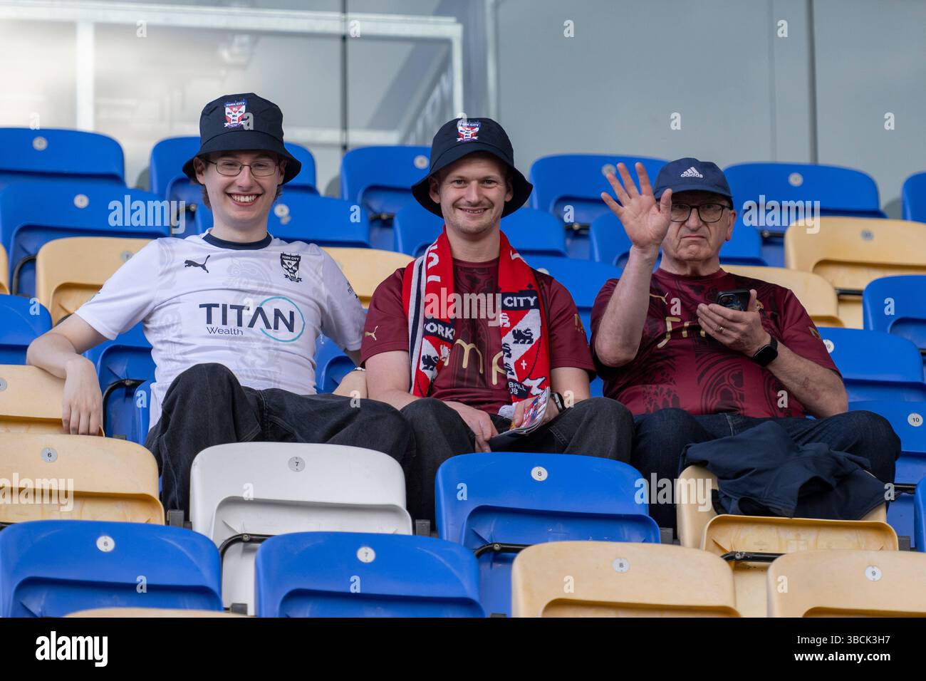 LNER Community Stadium, Monks Cross, York martedì 20 maggio 2025. Tifosi dello York City prima della partita durante la partita di semifinale Play Off della Vanarama National League tra York City e Oldham Athletic al LNER Community Stadium, Monks Cross, York, martedì 20 maggio 2025. (Foto: Trevor Wilkinson | mi News) crediti: MI News & Sport /Alamy Live News Foto Stock