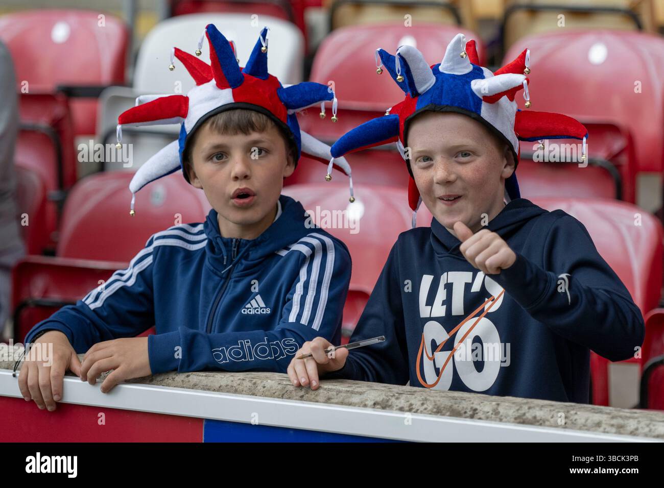LNER Community Stadium, Monks Cross, York martedì 20 maggio 2025. Giovani tifosi di York City prima della partita durante la partita di semifinale della Vanarama National League tra York City e Oldham Athletic al LNER Community Stadium, Monks Cross, York, martedì 20 maggio 2025. (Foto: Trevor Wilkinson | mi News) crediti: MI News & Sport /Alamy Live News Foto Stock