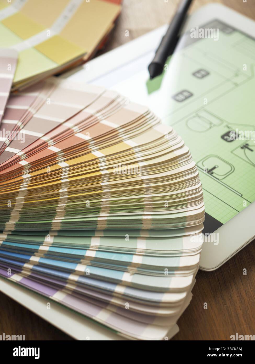 Ventilatori a colori con un computer tablet su una scrivania, architetti o concetto di home planning, ristrutturazione o rilocazione Foto Stock