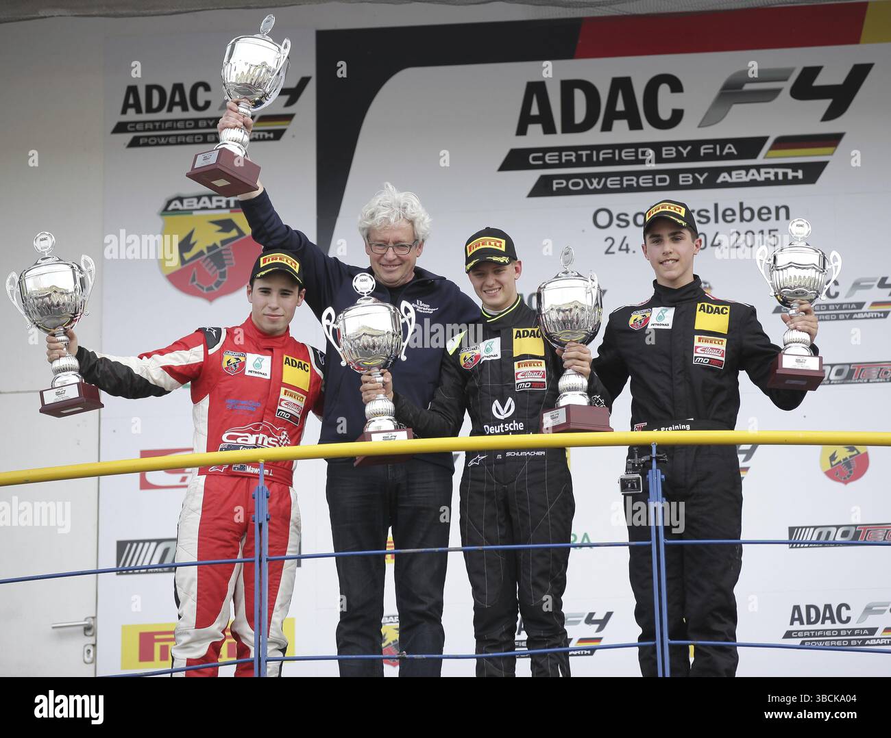 Joey Mawson, Frits van Amerfoort, il vincitore Mick Schumacher (Team van Amersfoort Racing) e Tommy Preining (Muecke Motorsport) sul podio della forma Foto Stock