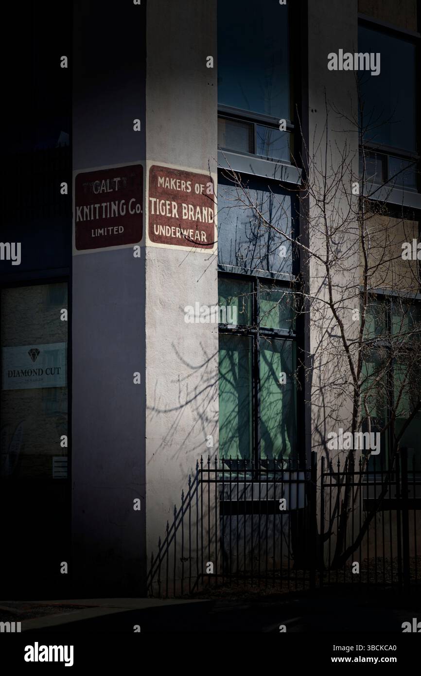 Segno storico dell'ex Tiger Brand Knitting Company a Cambridge, Ontario, Canada Foto Stock