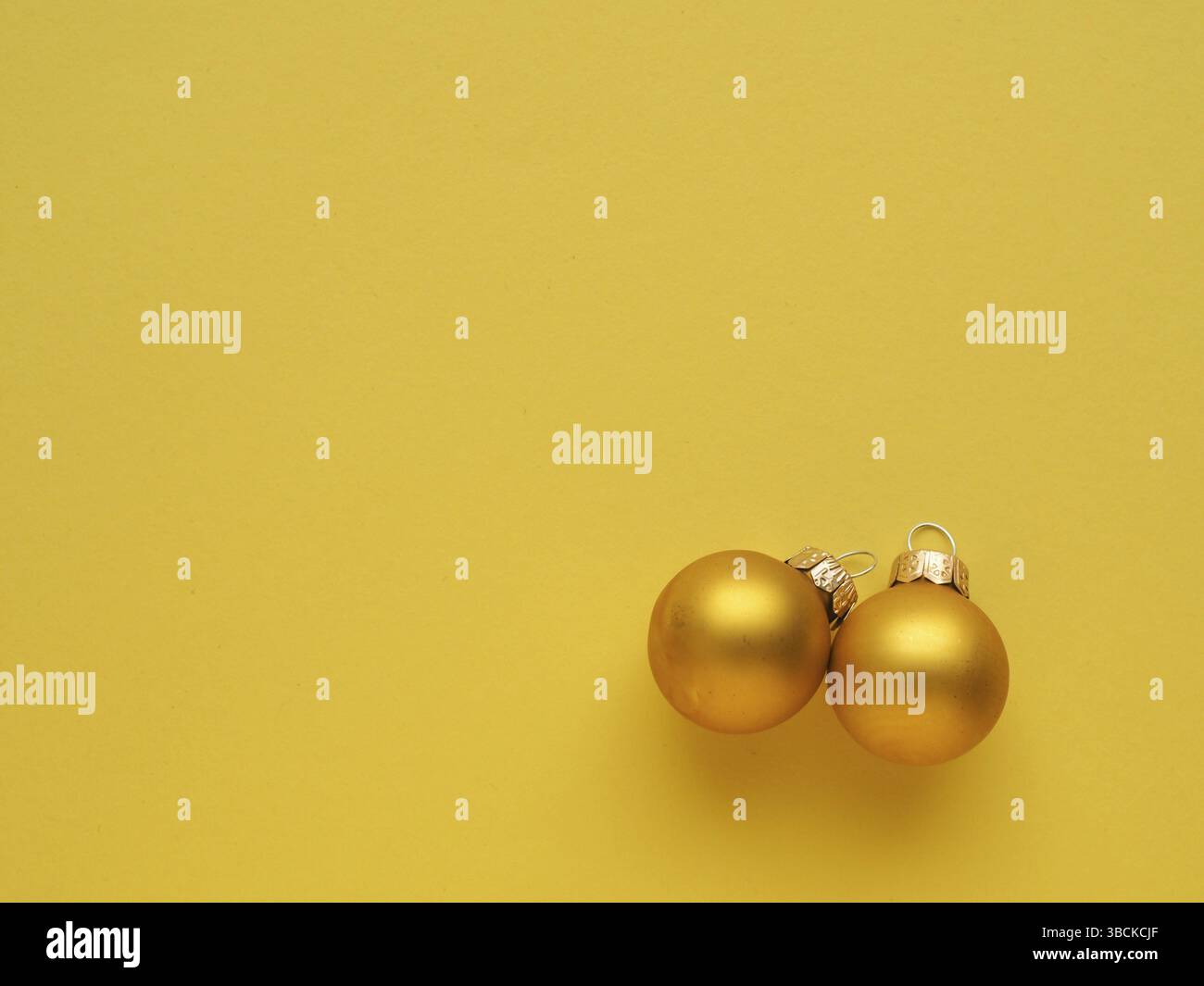 Golden vintage Natale baubles su uno sfondo giallo con spazio per il tuo testo o immagine, concetto di vacanza stagionale Foto Stock