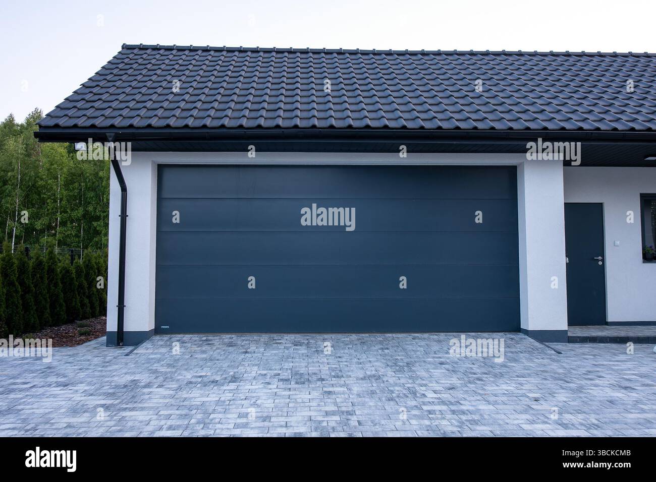 Moderno ascensore del garage. Garage con casa di design. Design moderno. Aspetto esterno lussuoso. Porta di elevazione. Garage segmentale. Foto Stock
