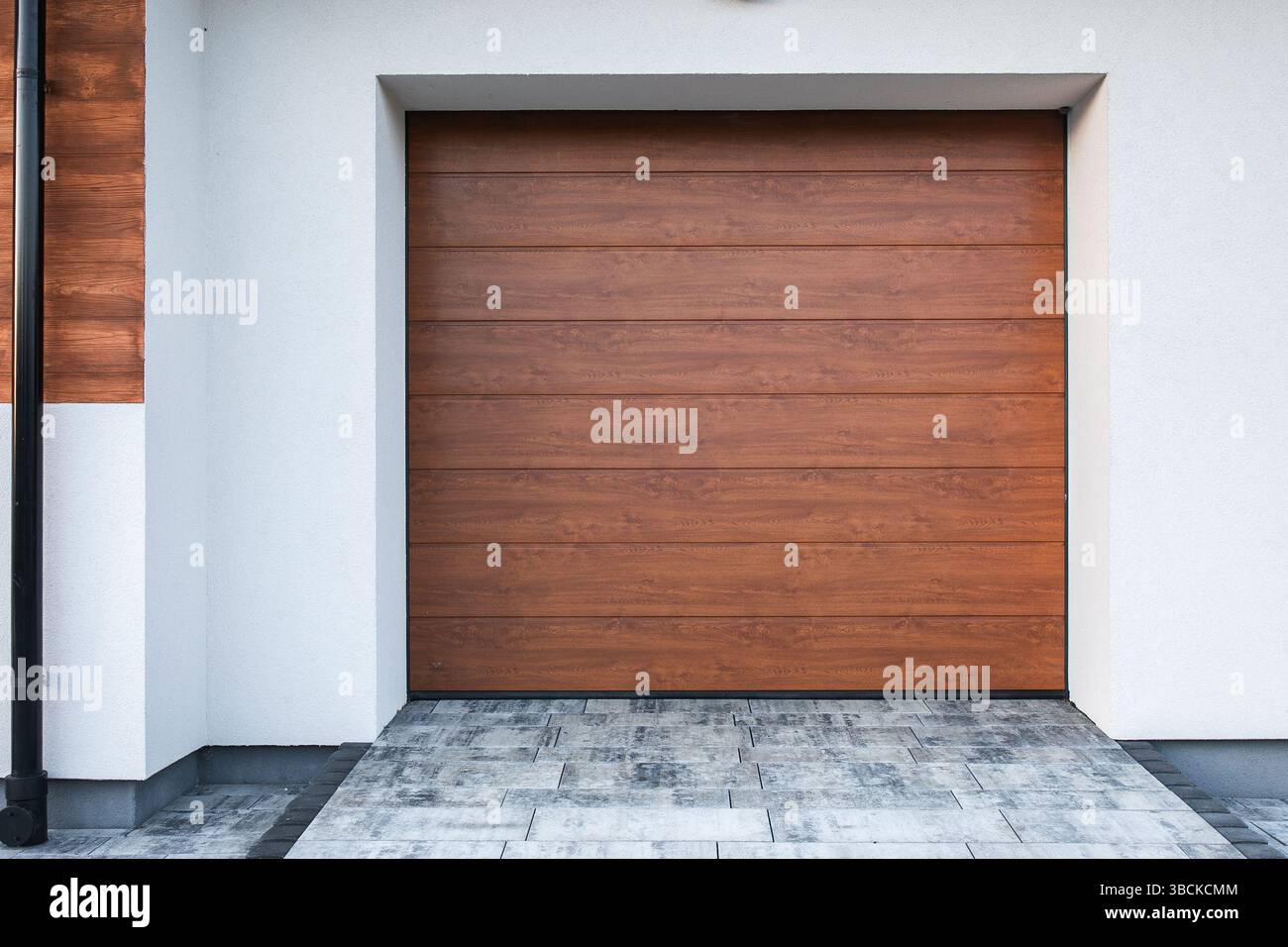 Moderno ascensore del garage. Garage con casa di design. Design moderno. Aspetto esterno lussuoso. Porta di elevazione. Garage segmentale. Foto Stock